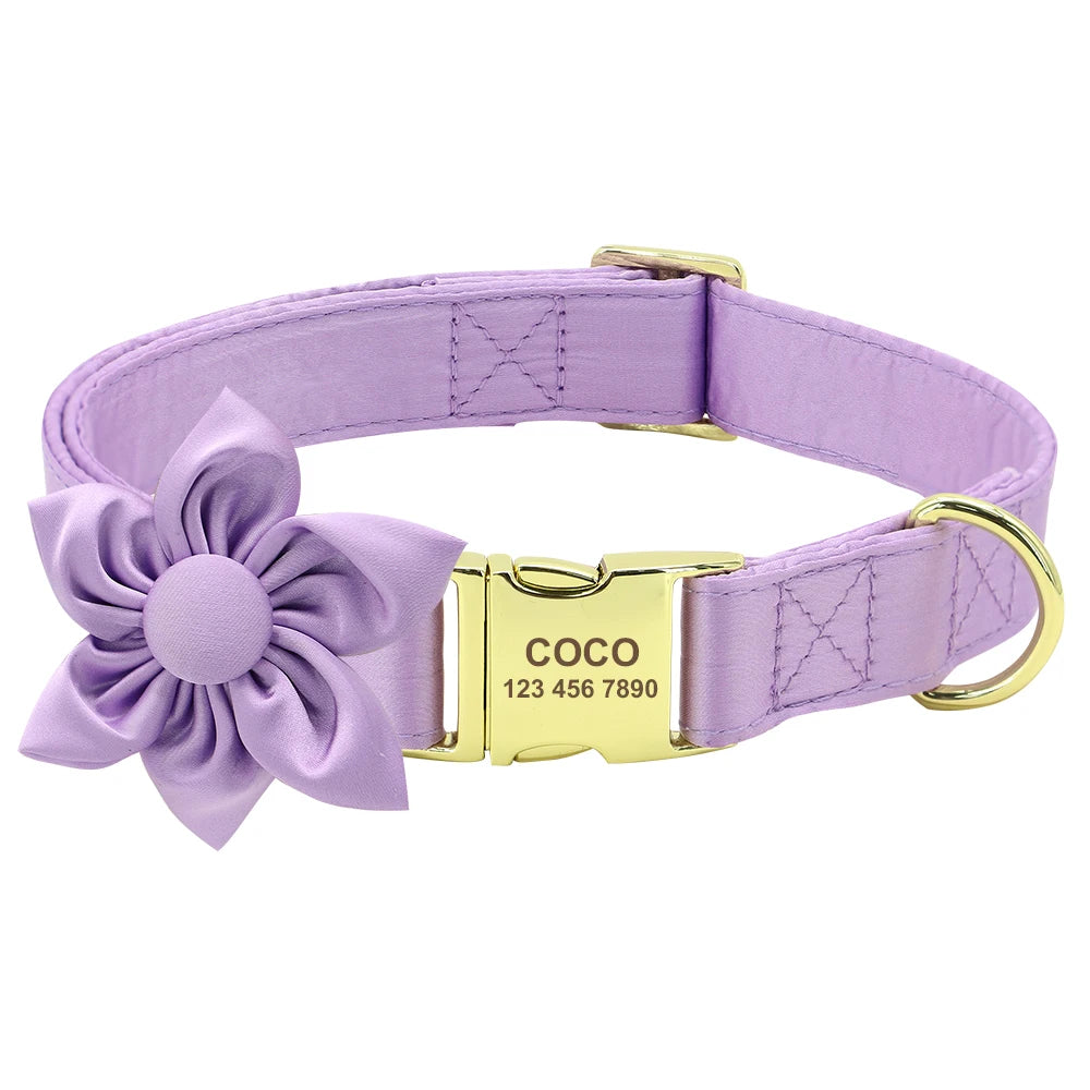 Collier pour chien violet présenté avec une fleur décorative amovible et plaque personnalisée.
