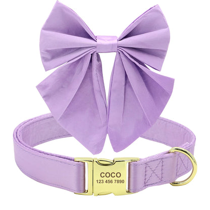 Image produit d’un collier violet pour chien avec nœud papillon amovible et anneau métallique doré.