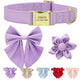 Collier personnalisé pour chien violet avec nœud papillon, fleur en tissu et aperçu des autres coloris disponibles.