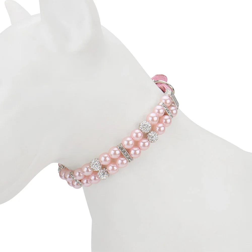 Vue portée d’un collier de luxe pour chien à double rang de perles rose clair sur mannequin.