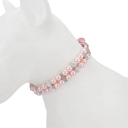 Vue portée d’un collier de luxe pour chien à double rang de perles rose clair sur mannequin.