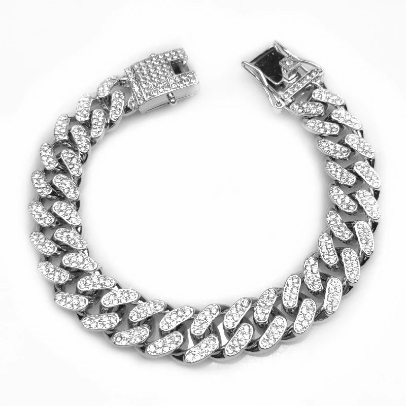 Vue à plat d’un collier chaîne argenté pour chien avec fermoir décoré ouvert.