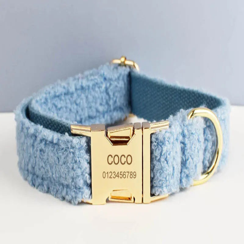 Collier bleu clair avec nœud papillon détachable et boucle dorée personnalisée Coco.