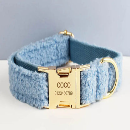 Collier bleu clair avec nœud papillon détachable et boucle dorée personnalisée Coco.