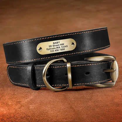 Collier pour chien en cuir noir avec plaque gravée personnalisable sur fond marron.
