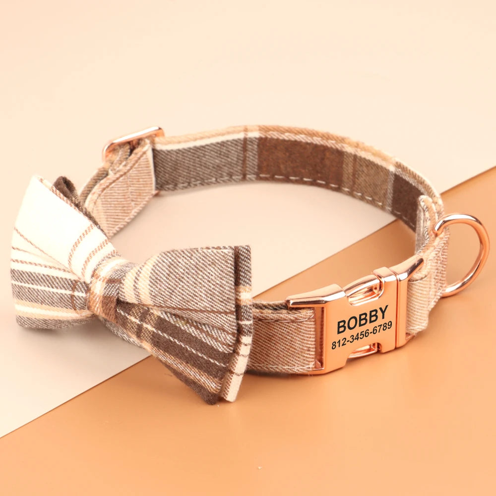 Collier personnalisé pour chien à carreaux beige et marron avec nœud papillon assorti et plaque gravée.