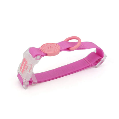 Collier pour chien rose avec boucle transparente présenté sur fond blanc.
