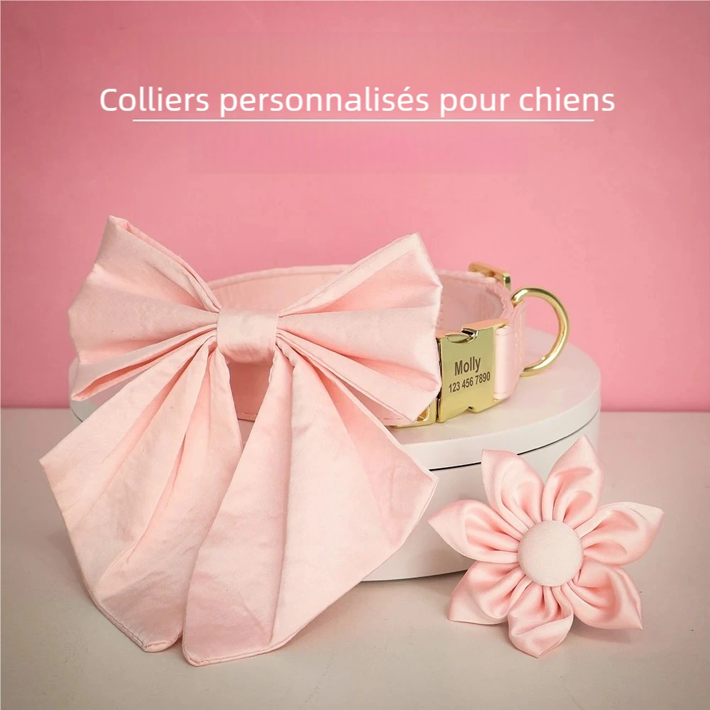 Collier chic pour chien rose présenté avec un grand nœud papillon et une fleur en tissu amovible.