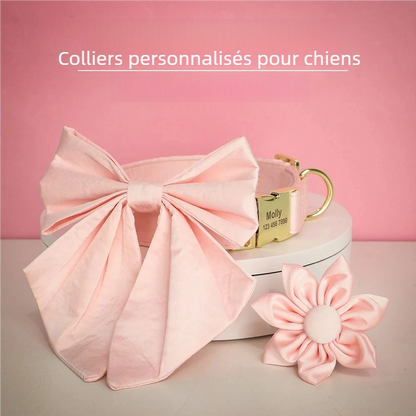 Collier chic pour chien rose présenté avec un grand nœud papillon et une fleur en tissu amovible.
