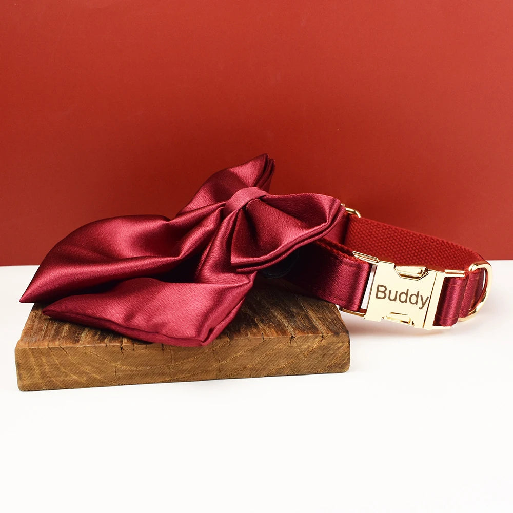 Collier rouge pour chien avec grand nœud détachable et boucle gravée Buddy.
