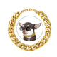 Collier chaîne pour chien montré autour d’un visuel de petit chien avec lunettes.