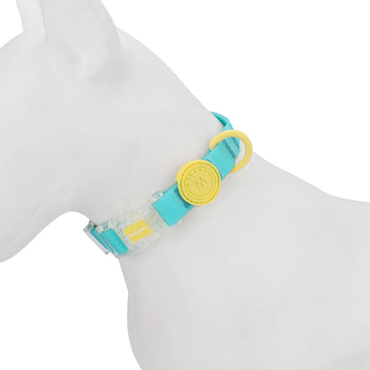 Collier pour chien turquoise et jaune porté sur un mannequin de chien.