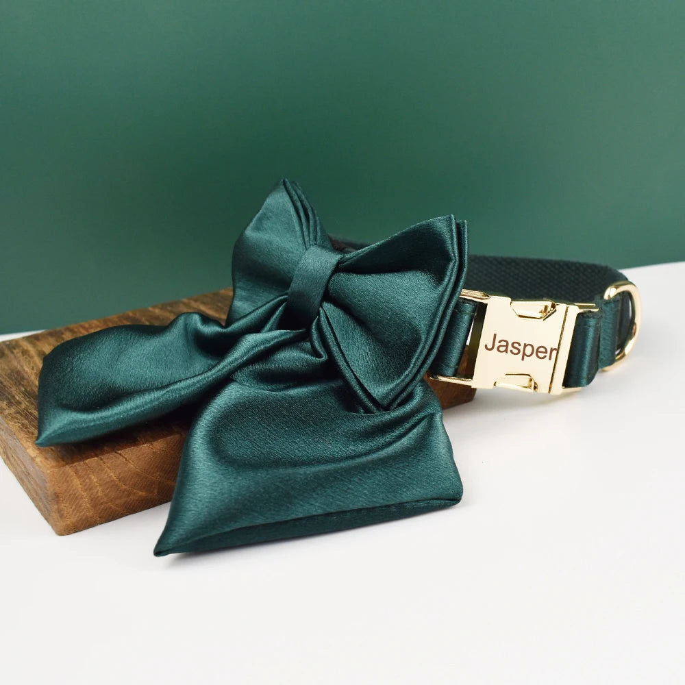 Collier vert foncé pour chien avec grand nœud détachable et boucle gravée Jasper.