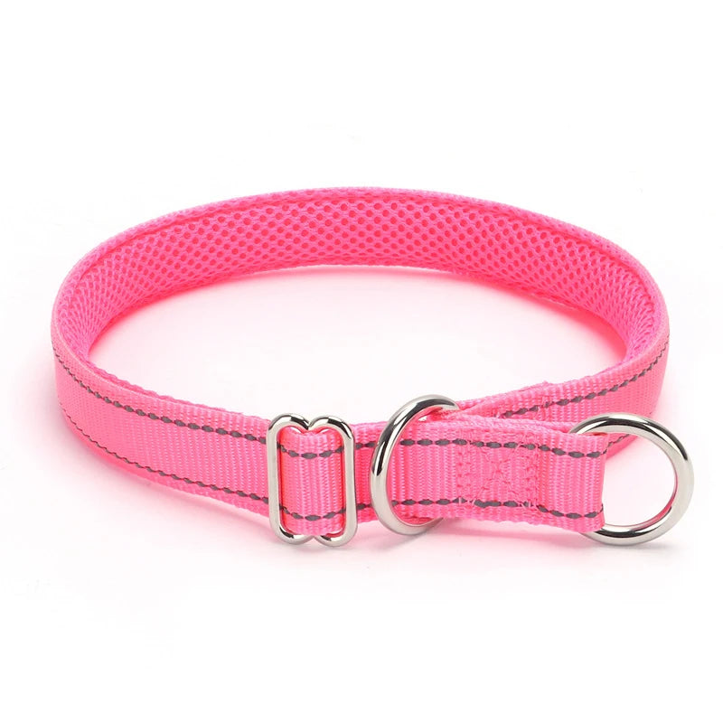 Collier rose pour chien avec doublure en maille sur fond blanc.