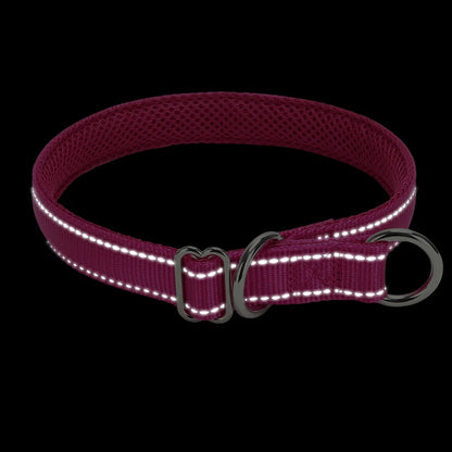 Collier rose pour chien avec bandes réfléchissantes visibles sur fond noir.