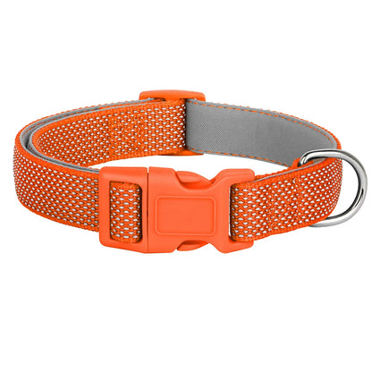 Collier de sécurité orange pour chien avec rembourrage et surface réfléchissante sur fond blanc.