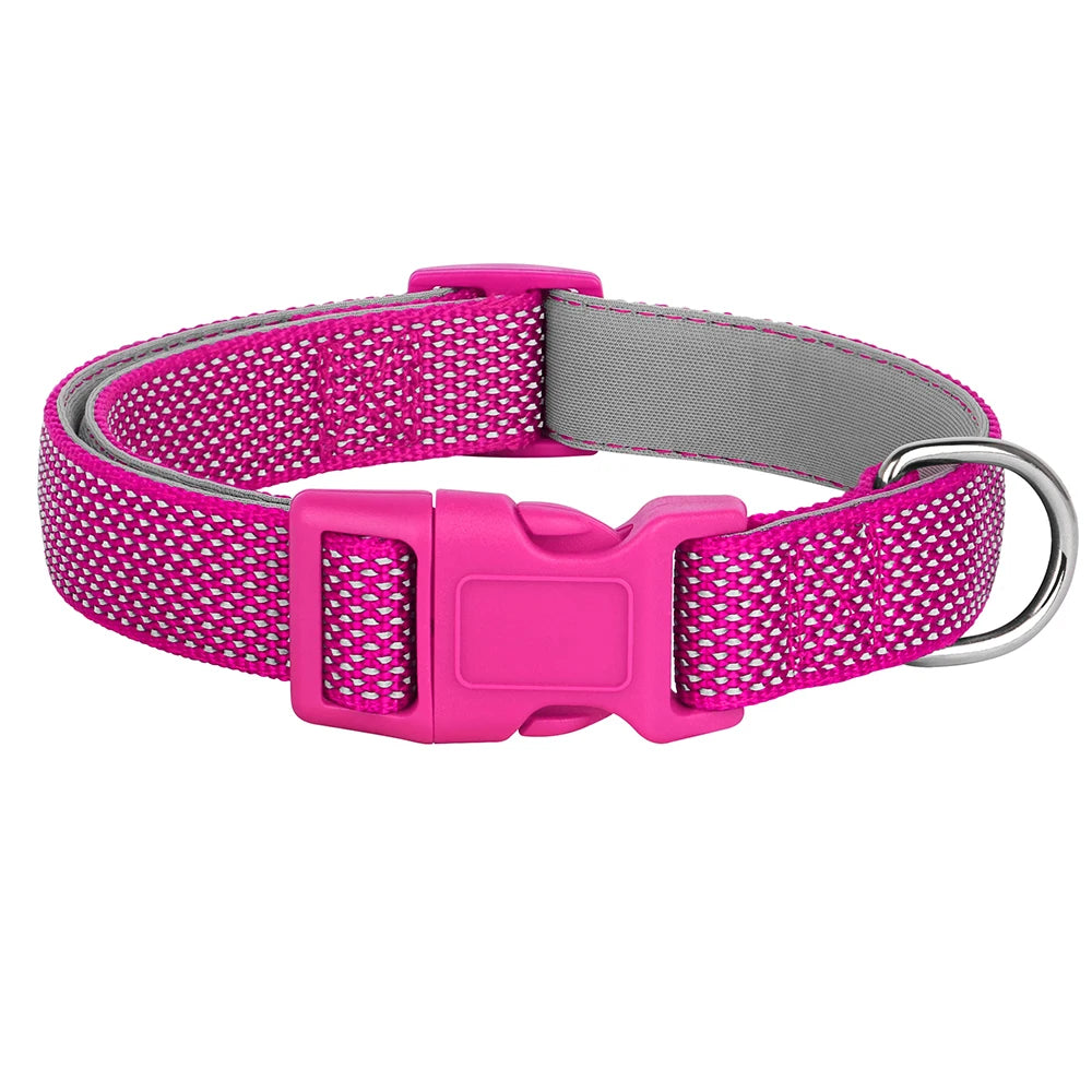 Collier de sécurité rose pour chien avec rembourrage et surface réfléchissante sur fond blanc.