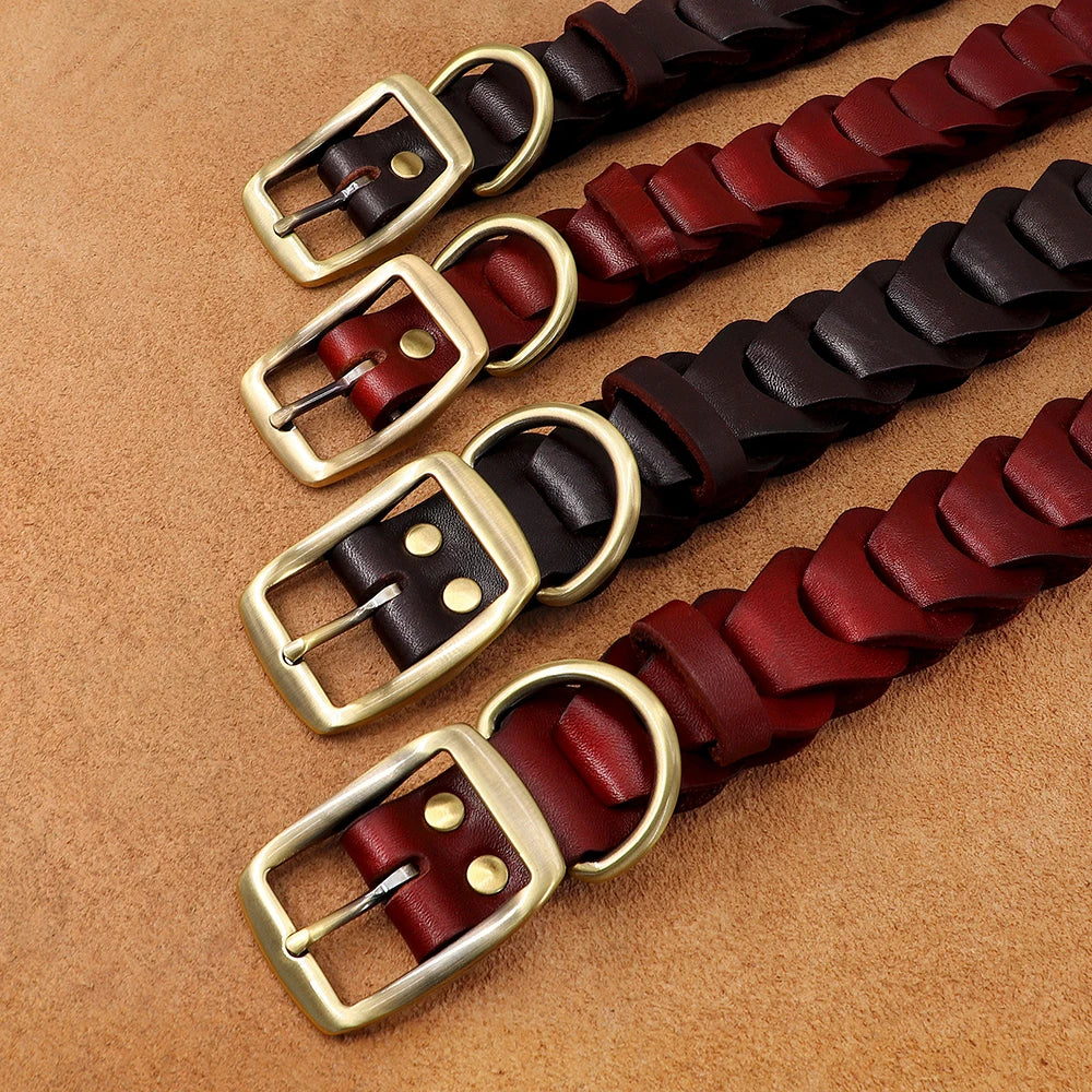 Gros plan des boucles dorées et du tressage sur plusieurs colliers en cuir pour chien.