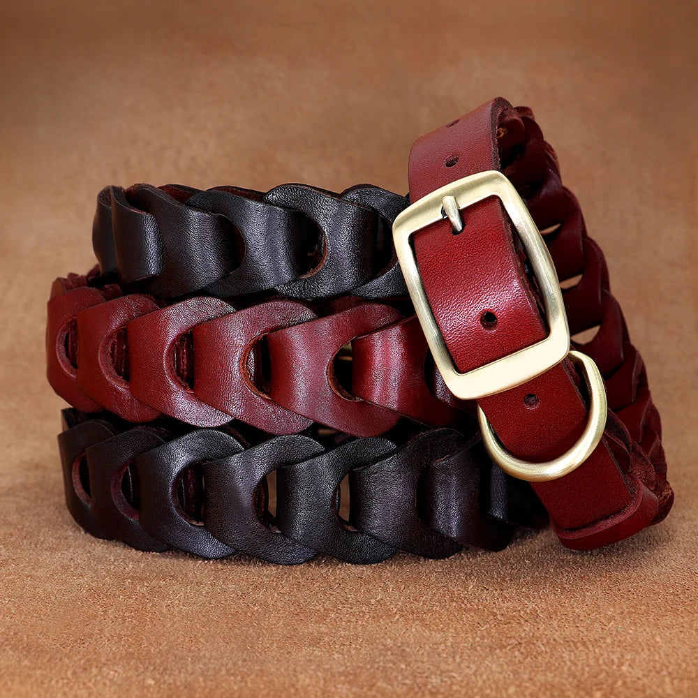 Collier tressé en cuir de vache pour chien avec boucle dorée.