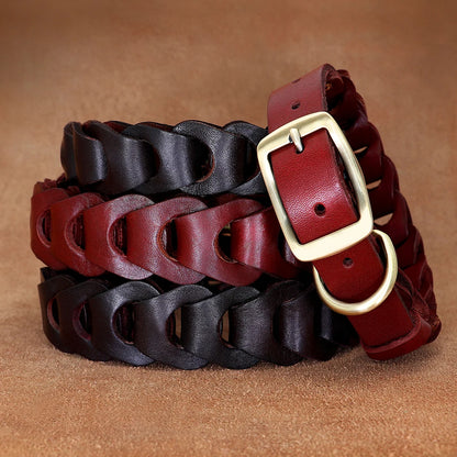 Collier tressé en cuir de vache pour chien avec boucle dorée.