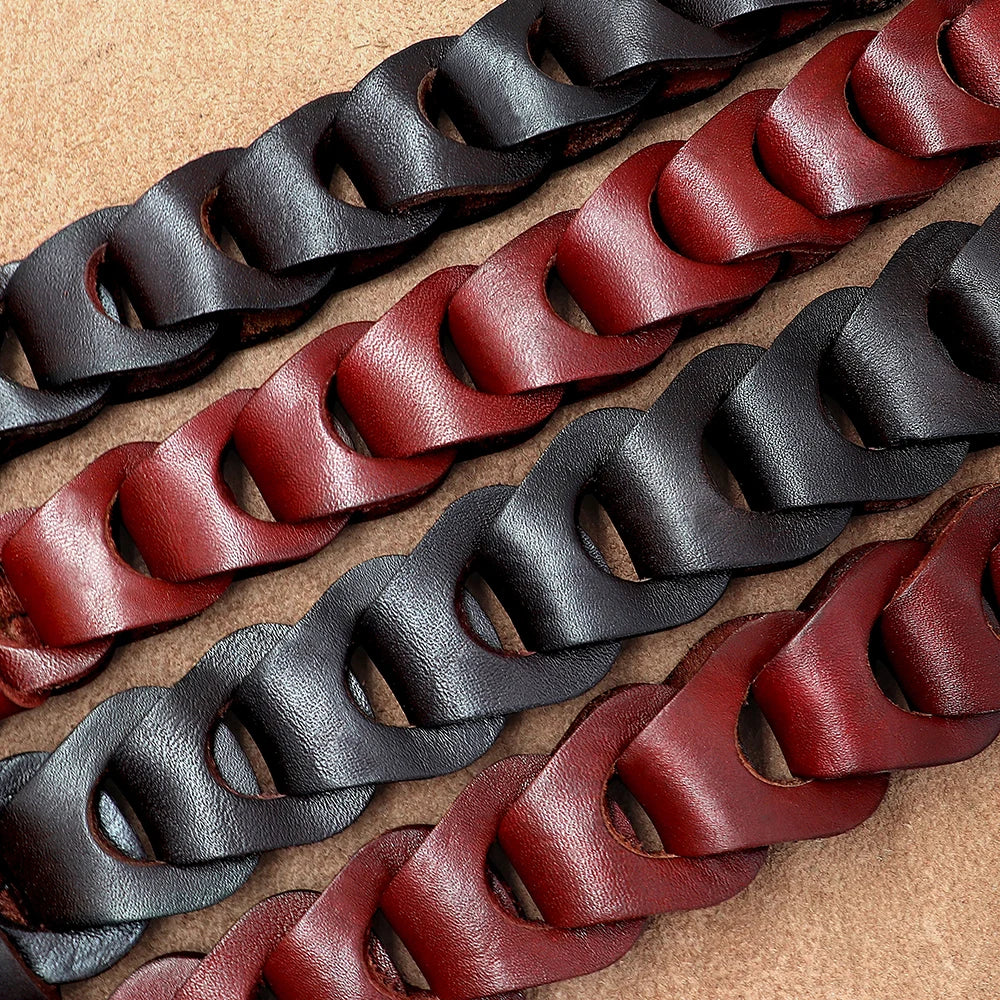 Détail du tressage en cuir de vache sur un collier pour chien.