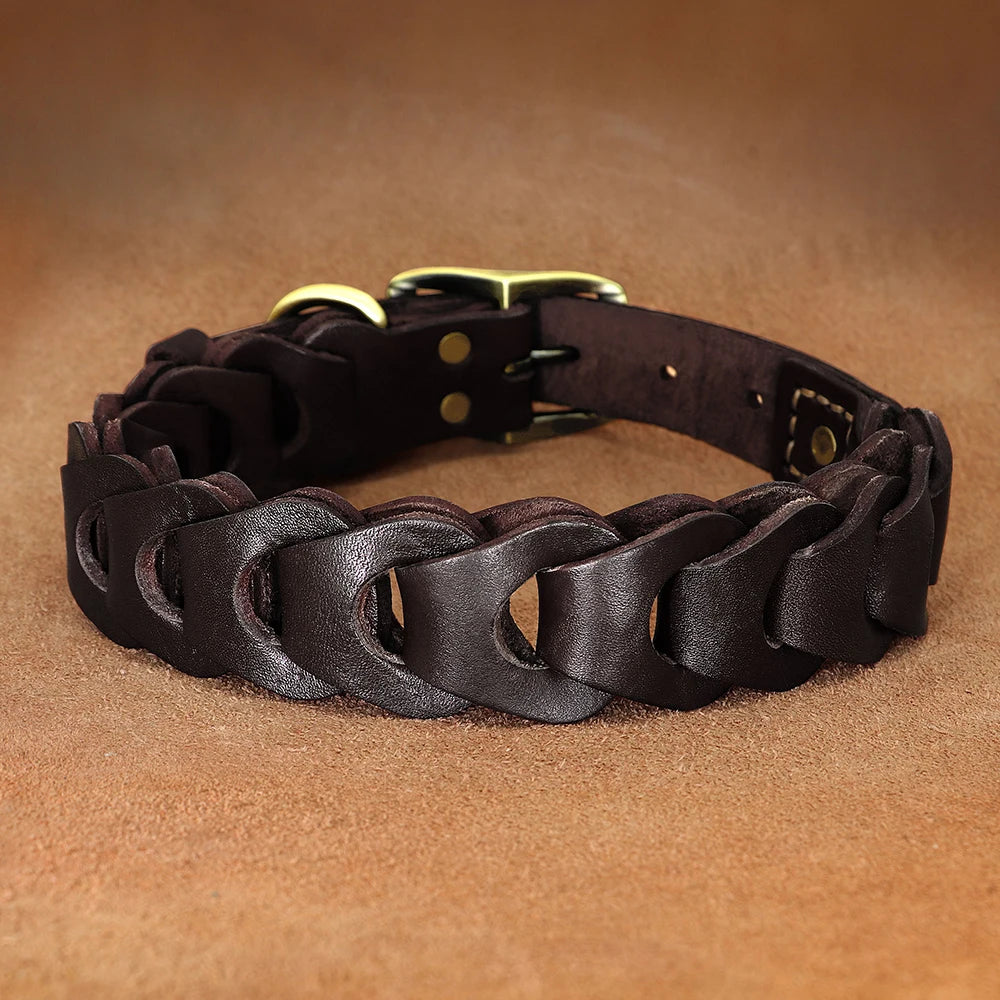 Vue arrière du collier tressé marron foncé en cuir de vache pour chien sur fond brun.