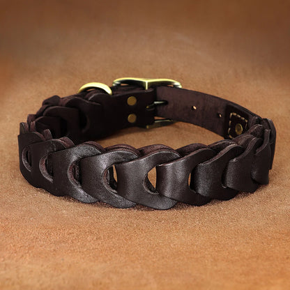 Vue arrière du collier tressé marron foncé en cuir de vache pour chien sur fond brun.