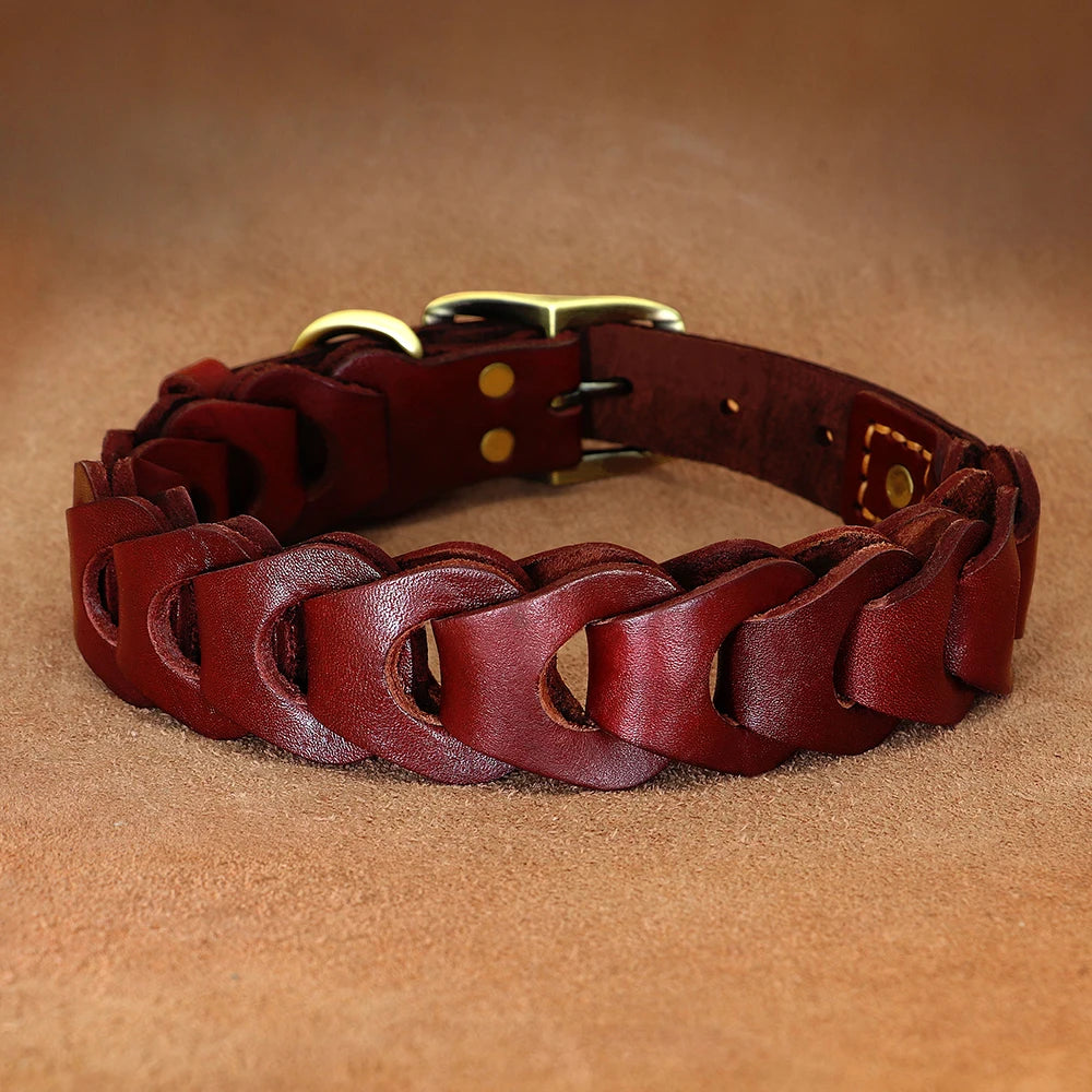 Collier en cuir rouge bordeau pour chien avec plaque gravée dorée sur fond brun