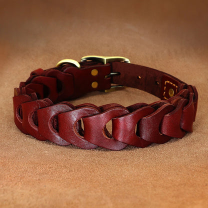Collier en cuir rouge bordeau pour chien avec plaque gravée dorée sur fond brun