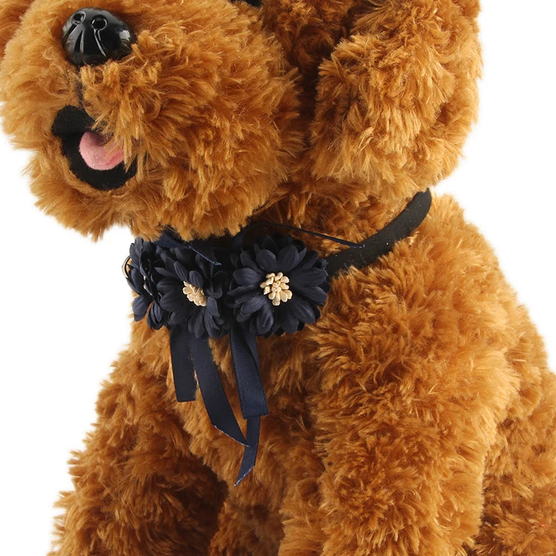Collier de cérémonie noir sur une peluche  qui offre une idée visuelle du rendu sur votre chien