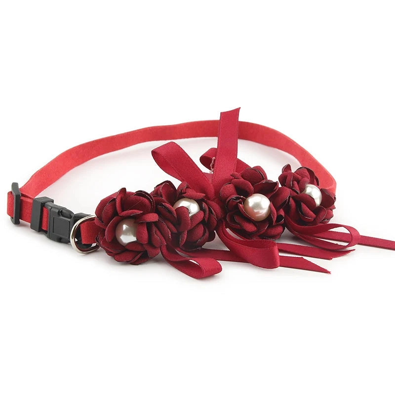 elegant collier rouge, fleurie, de cérémonie pour chien