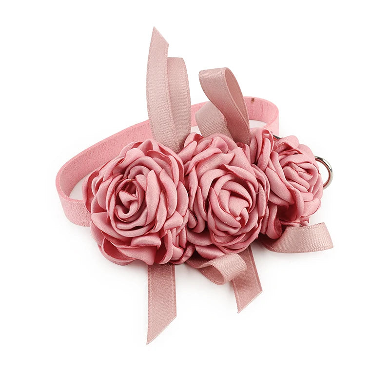 Collier de cérémonie rose très élégant avec  des roses 