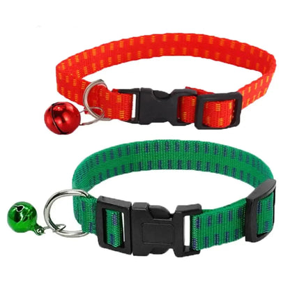 Deux colliers antiparasitaires pour chien avec grelot, en rouge et en vert