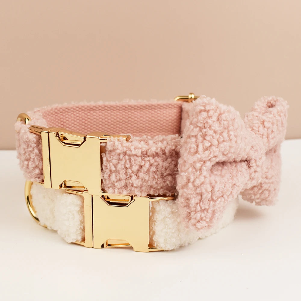 Deux colliers pour chien en tissu bouclette rose et blanc avec nœud.