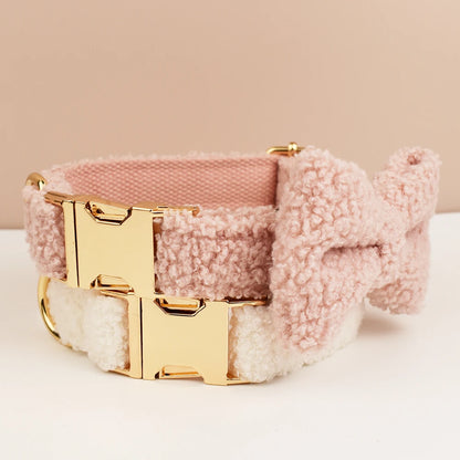Deux colliers pour chien en tissu bouclette rose et blanc avec nœud.
