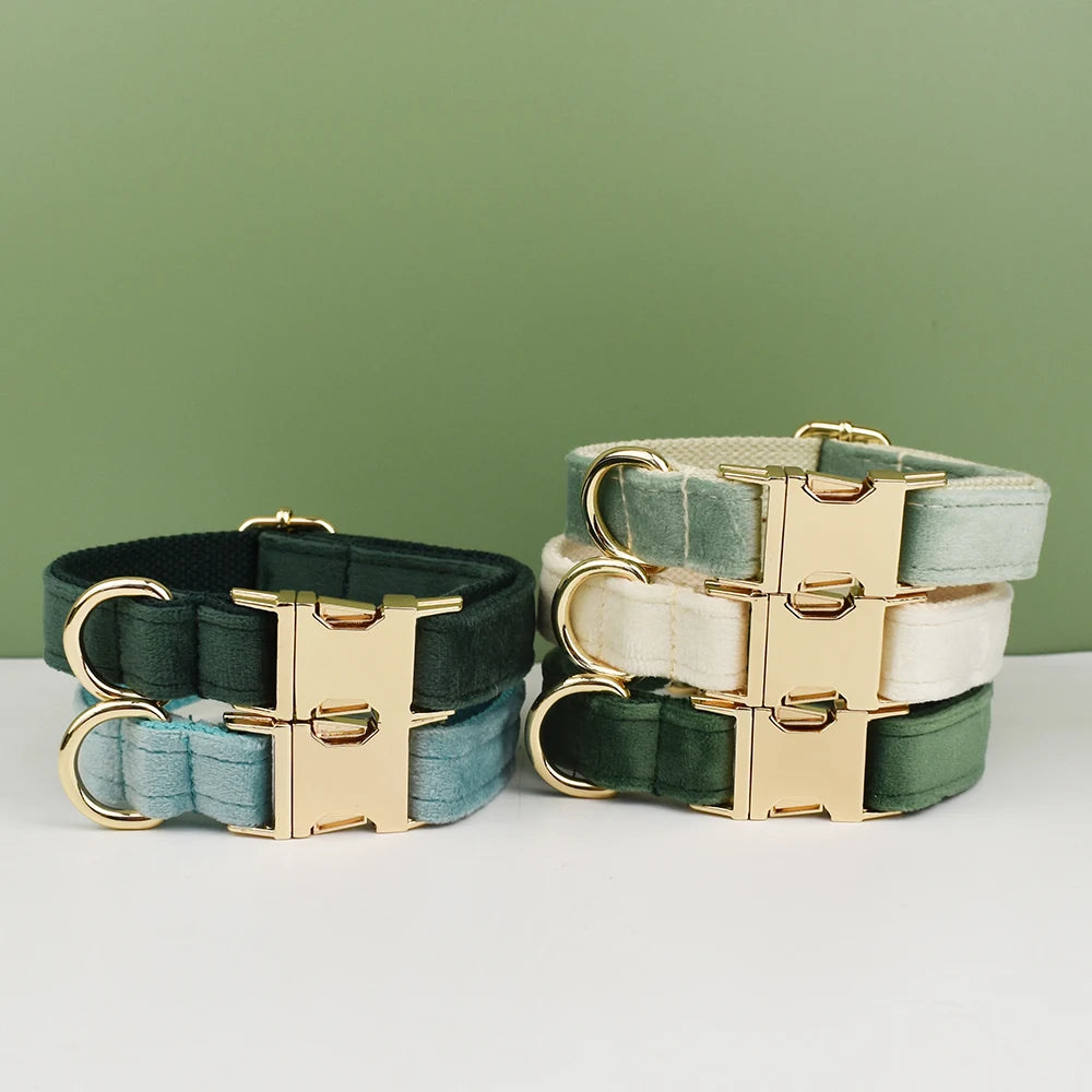 Colliers pour chien en velours coloris vert bleu et écru empilés.