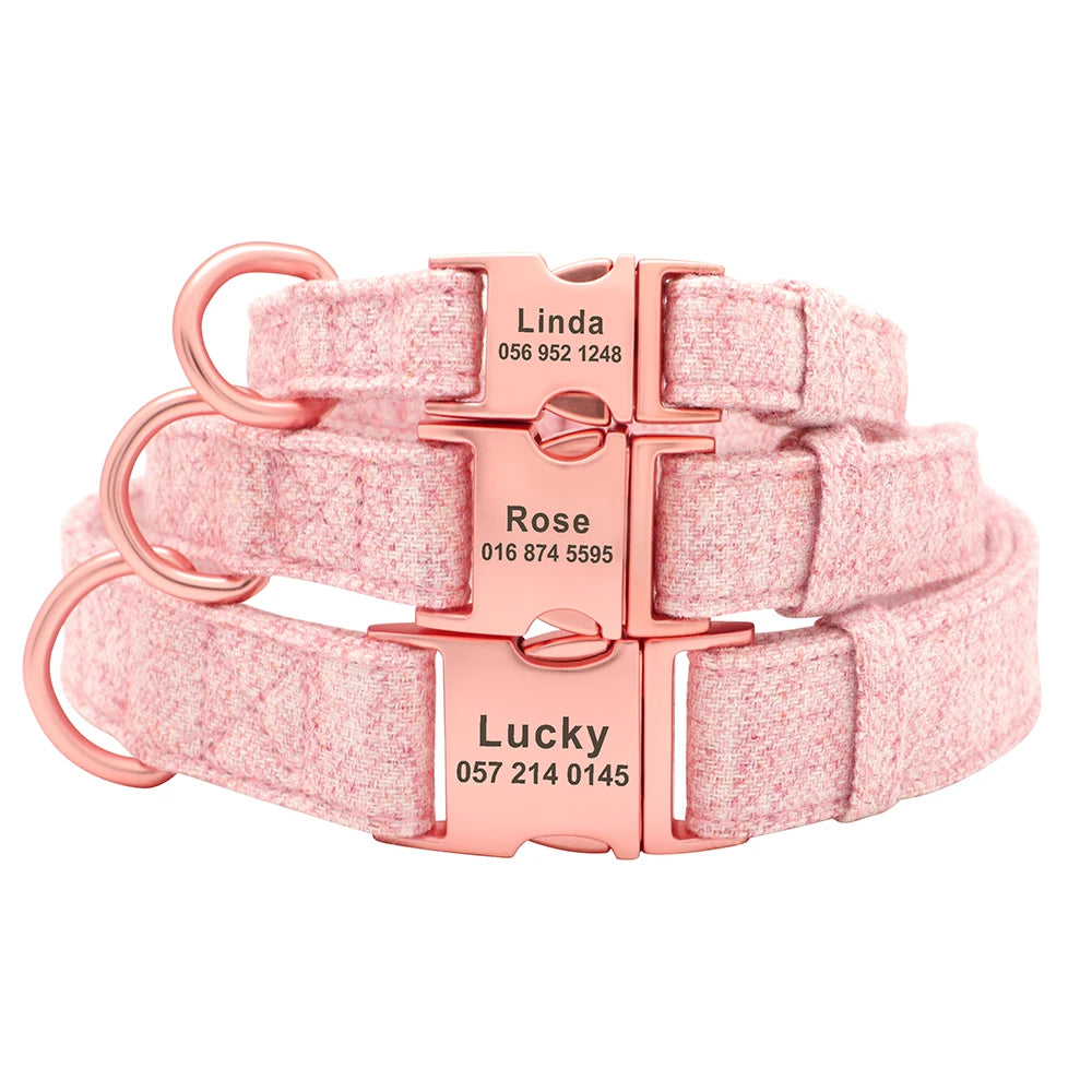Trois colliers roses pour chien avec boucle métal gravée personnalisable de tailles différentes empilés sur fond blanc.