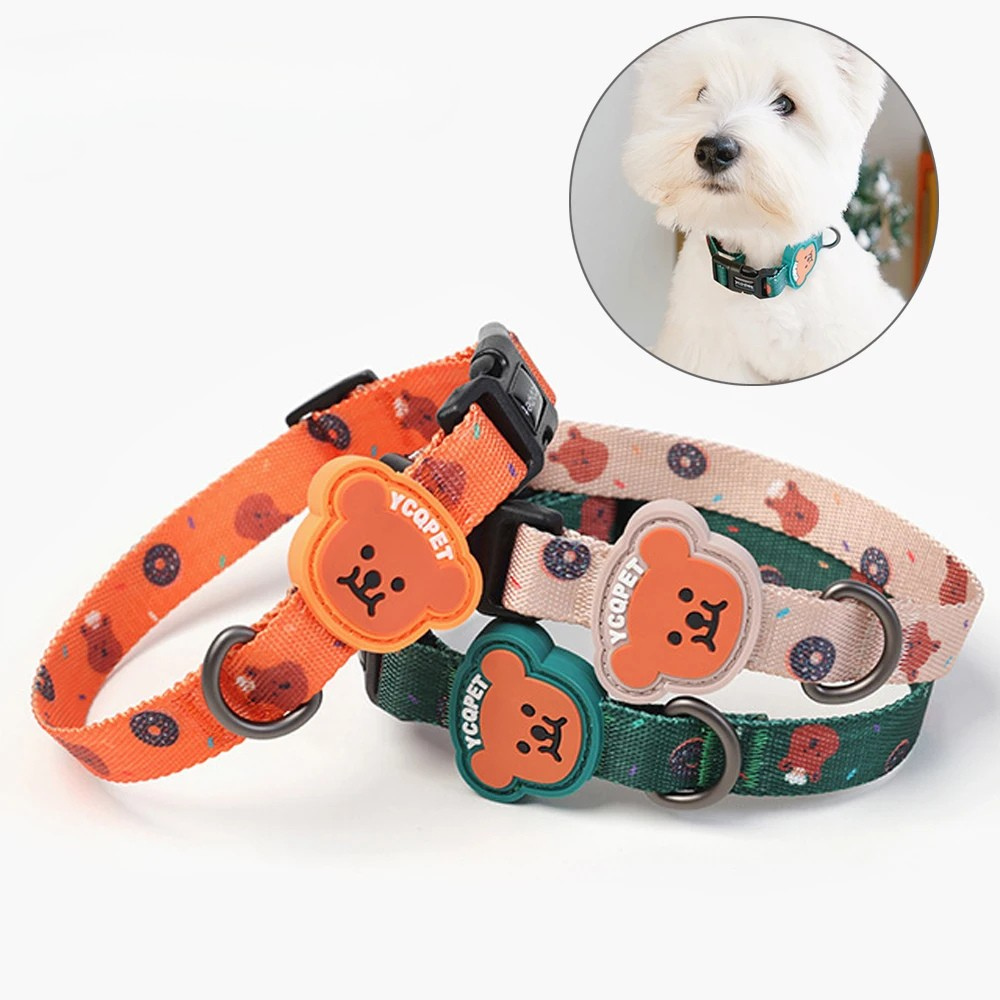Trois colliers pour chiot avec motif ourson en orange, vert et beige clair, avec un chien en encart portant le collier vert.