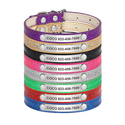 Présentation empliée de variantes de colliers pour chiot en violet, doré, noir, rose, argenté, vert, rouge et bleu sur fond blanc.
