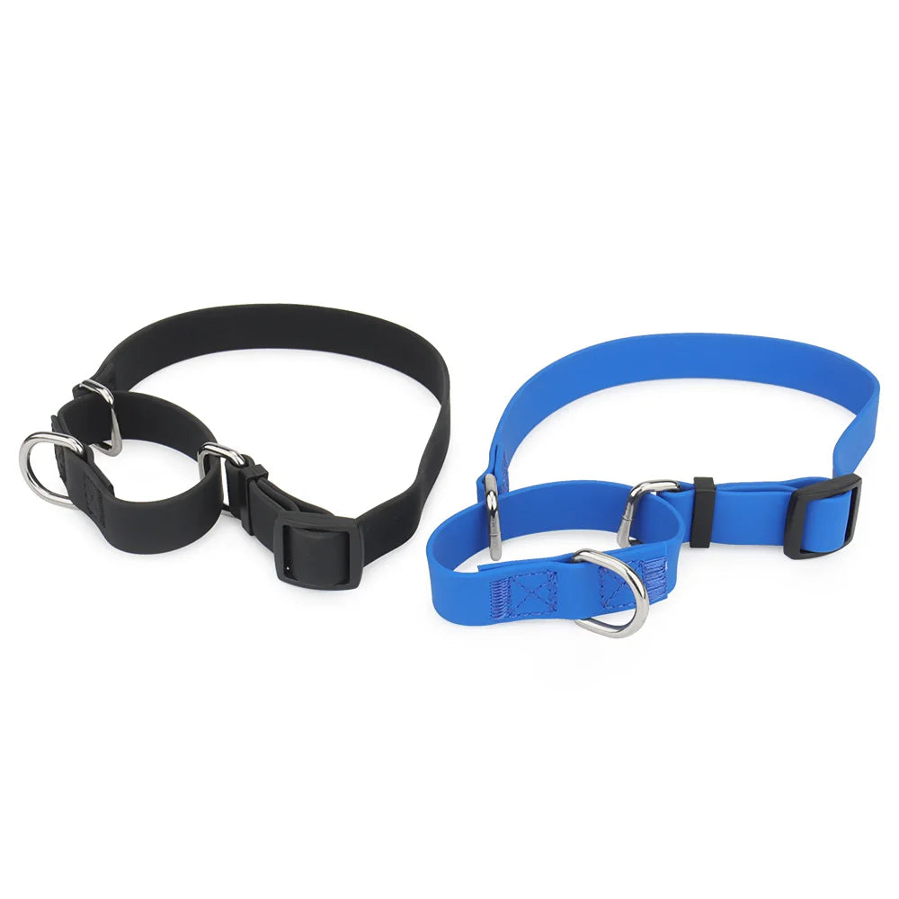 Deux colliers d’entraînement pour chien en PVC imperméable avec poignée de contrôle, noir et bleu.