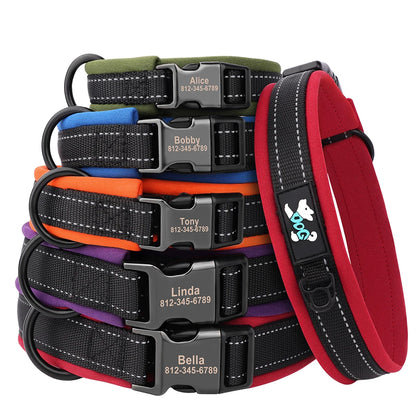 Plusieurs colliers personnalisés pour chien empilés avec différents coloris sur fond clair.