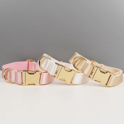 Collection de trois colliers pour chien en rose, blanc et champagne.