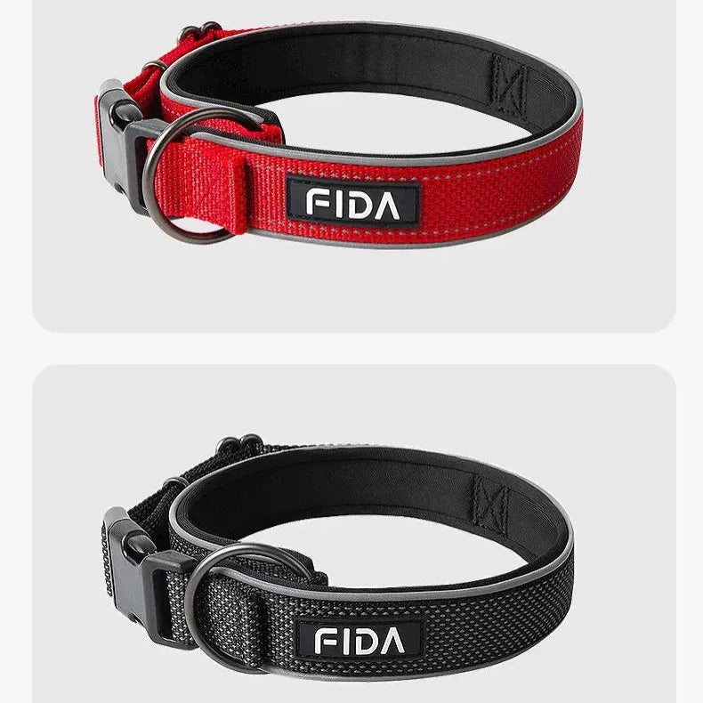 Comparaison de deux colliers pour chien en nylon rouge et noir avec doublure rembourrée.