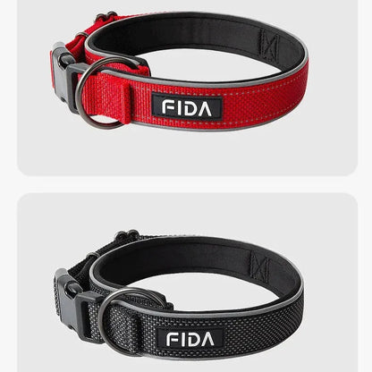 Comparaison de deux colliers pour chien en nylon rouge et noir avec doublure rembourrée.