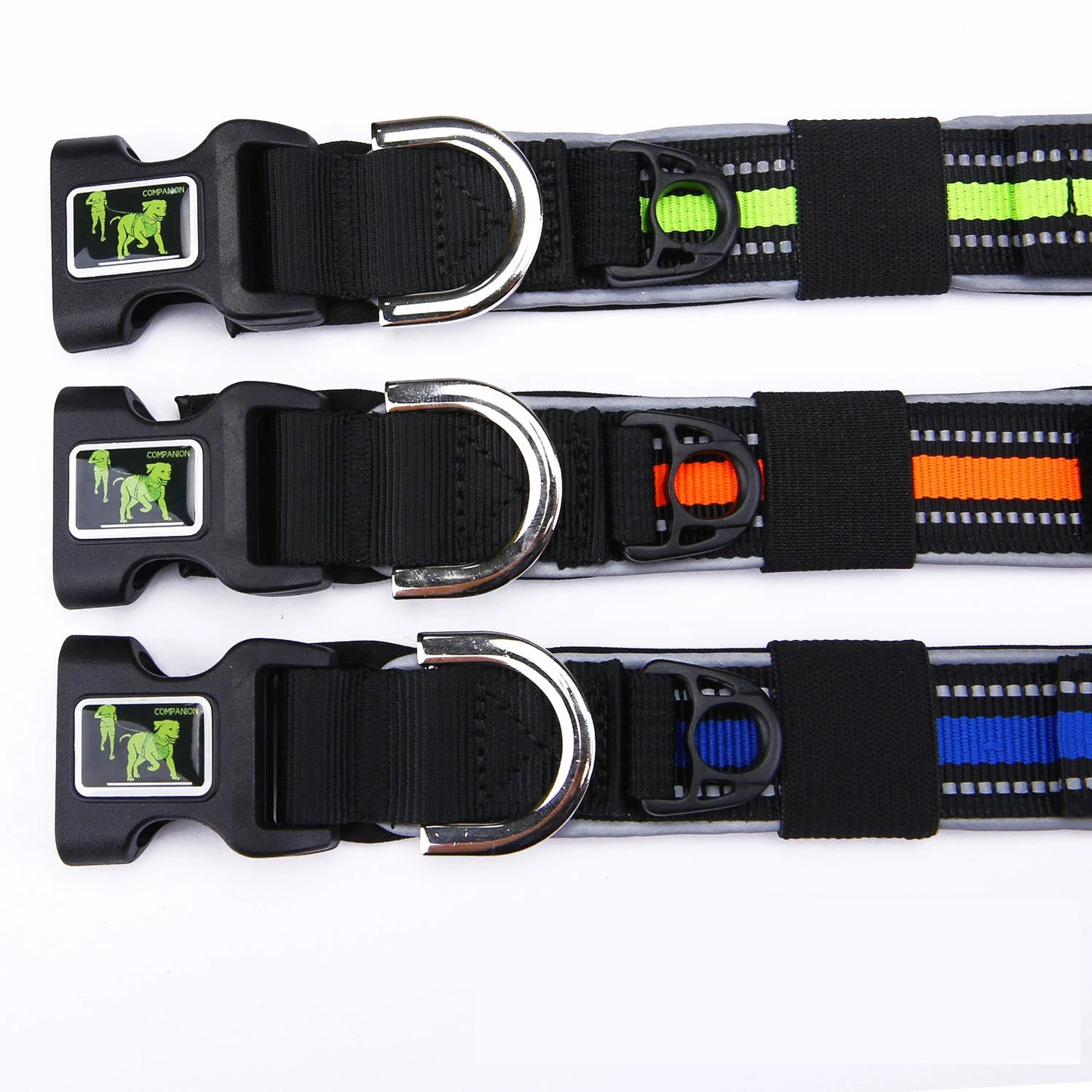 Détail de trois colliers pour chien avec boucles rapides grises et bandes de couleur visibles sur fond blanc.
