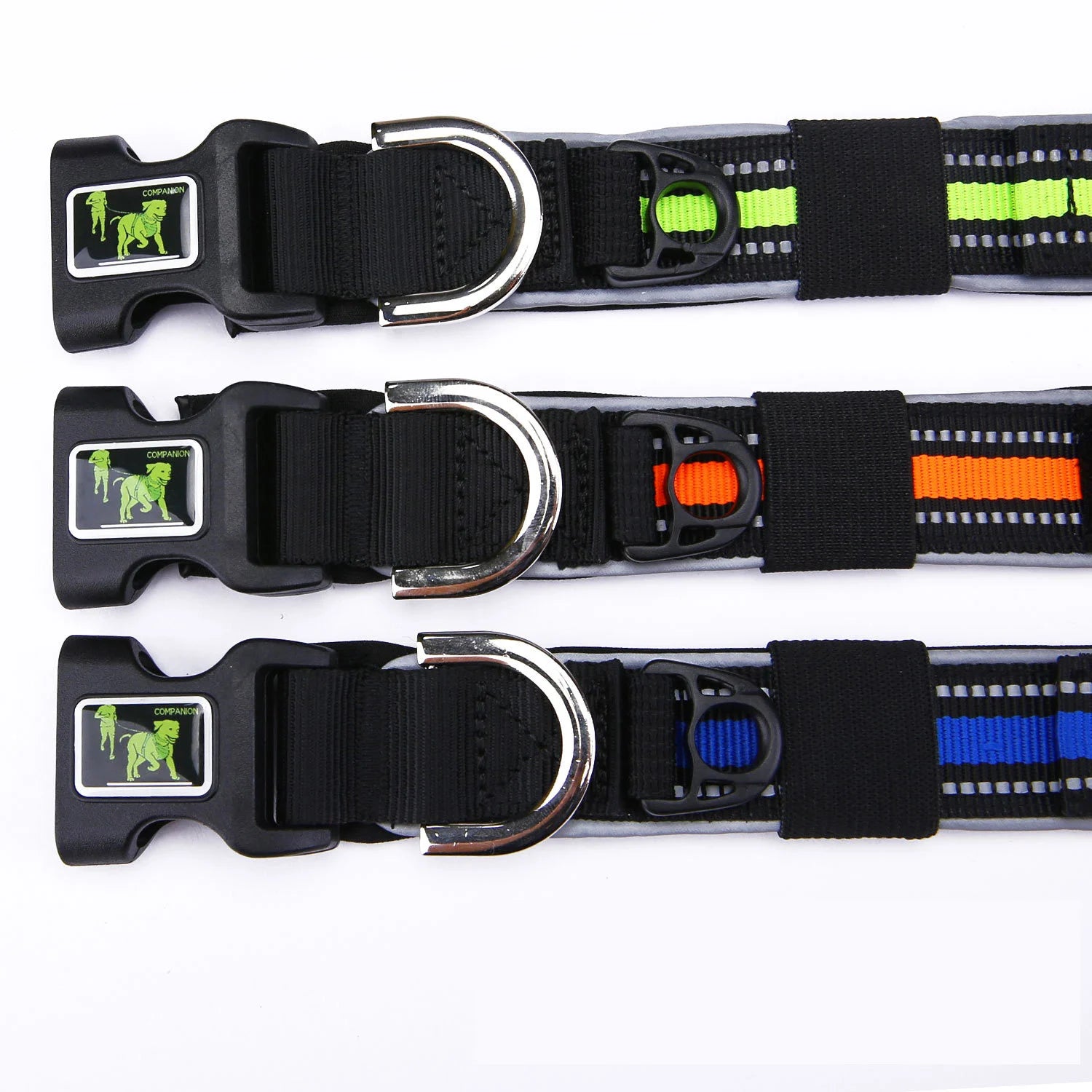 Détail de trois colliers pour chien avec boucles rapides grises et bandes de couleur visibles sur fond blanc.