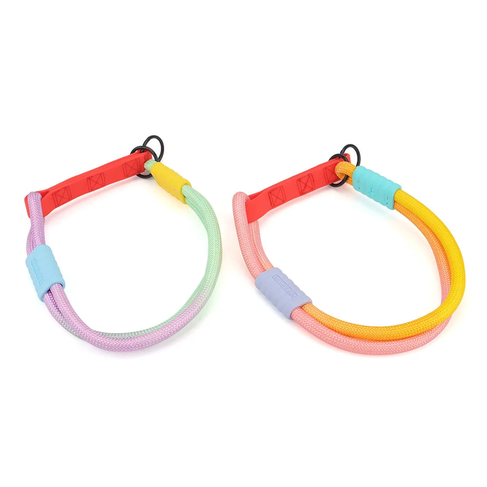 Comparaison de deux colliers en corde multicolore avec poignées rouges en tons froids et tons chauds présenté sur un fond blanc.