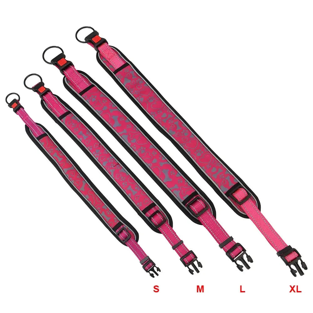 Comparaison des quatre tailles de collier rose de S à XL alignées à plat par ordre croissant sur fond blanc.