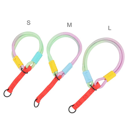 Comparaison des trois tailles de colliers en corde multicolore de S à L alignés par ordre croissant sur un fond blanc.