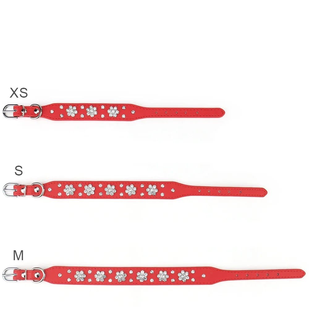 Comparatif des tailles du collier pour chien en cuir PU rouge avec décoration florale en strass.